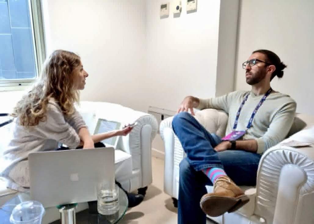 dimo moderating a 1:1 research session
